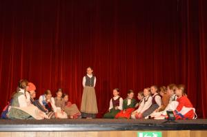 Folklorna prireditev Veseli, razigrani, nagajivi 7